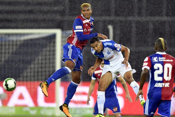 Der Grasshopper Nabil Bahoui, rechts, gegen den Basler Manuel Akanji, links, beim Fussballspiel der Super League Grasshopper Club Zuerich gegen den FC Basel im Stadion Letzigrund in Zuerich am Samstag ...