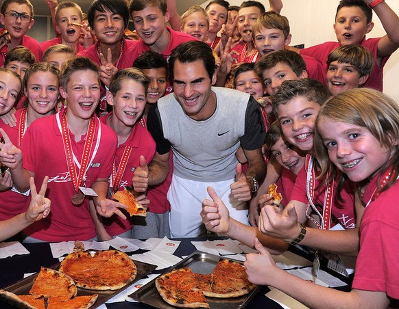 Roger Federer spendierte 2014 ein Runde Pizza für die Ballkinder.