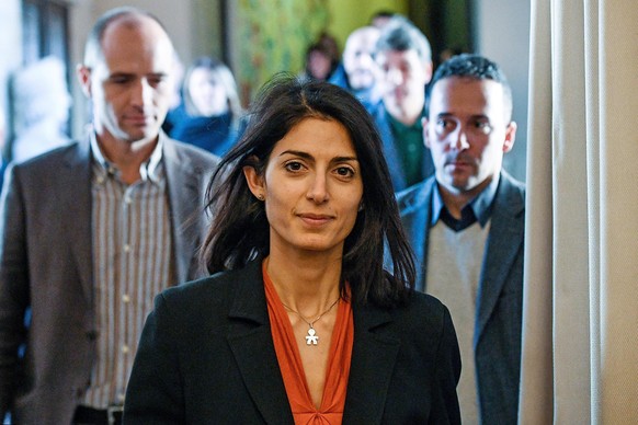 epa05678292 Rome&#039;s Mayor Virginia Raggi arrives for a press conference in Campidoglio, Rome, 16 December 2016. Raggi said that she was &#039;probably&#039; wrong to have made Raffaele Marra her p ...