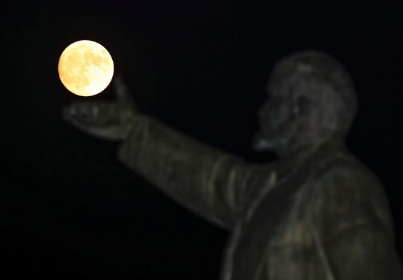 A full moon rises behind a statue of Soviet state founder Vladimir Lenin on the eve of the &quot;supermoon&quot; spectacle, Baikonur, Kazakhstan, November 13, 2016. REUTERS/Shamil Zhumatov TPX IMAGES  ...