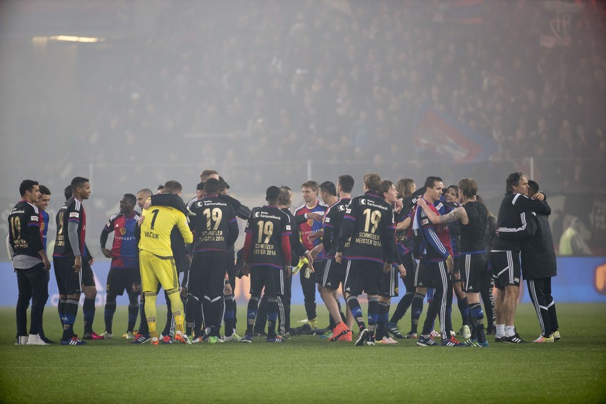 Die Spieler freuen sich über den 19. Meistertitel des FC Basel, den 7. in Serie.