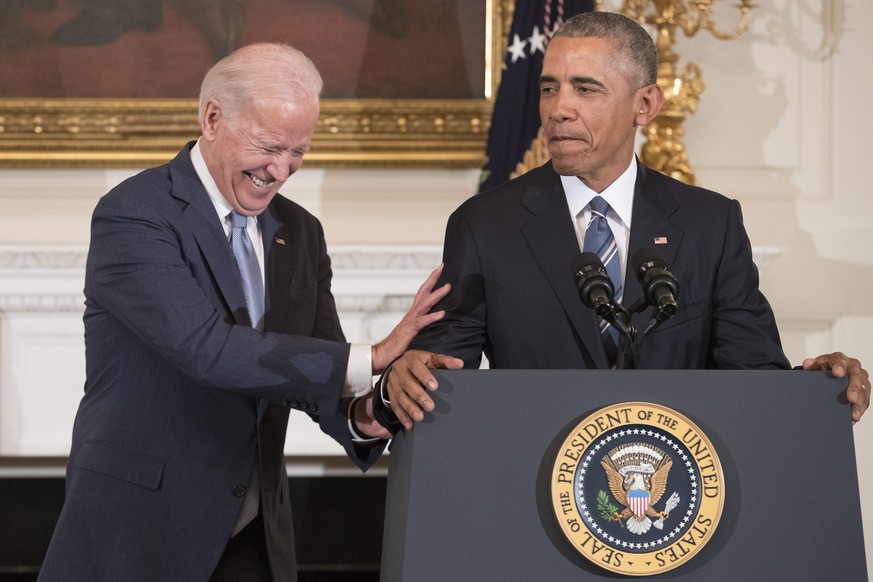 epaselect epa05713762 US President Barack Obama (R) delivers remarks before awarding the Presidential Medal of Freedom to US Vice President Joe Biden (L), in the State Dining Room of the White House,  ...