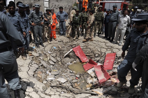 Die Explosion einer Autobombe riss einen Krater in die Strasse.