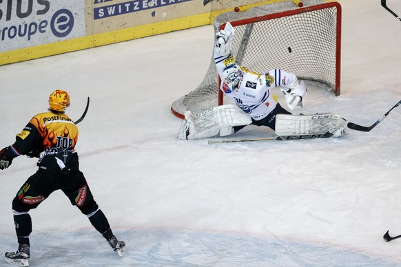 Fribourg&#039;s forward Julien Sprunger, left, scores the 6:0 against Ambri-Piotta&#039;s goaltender Gauthier Descloux, right, during the game of National League A (NLA) Swiss Championship between HC  ...
