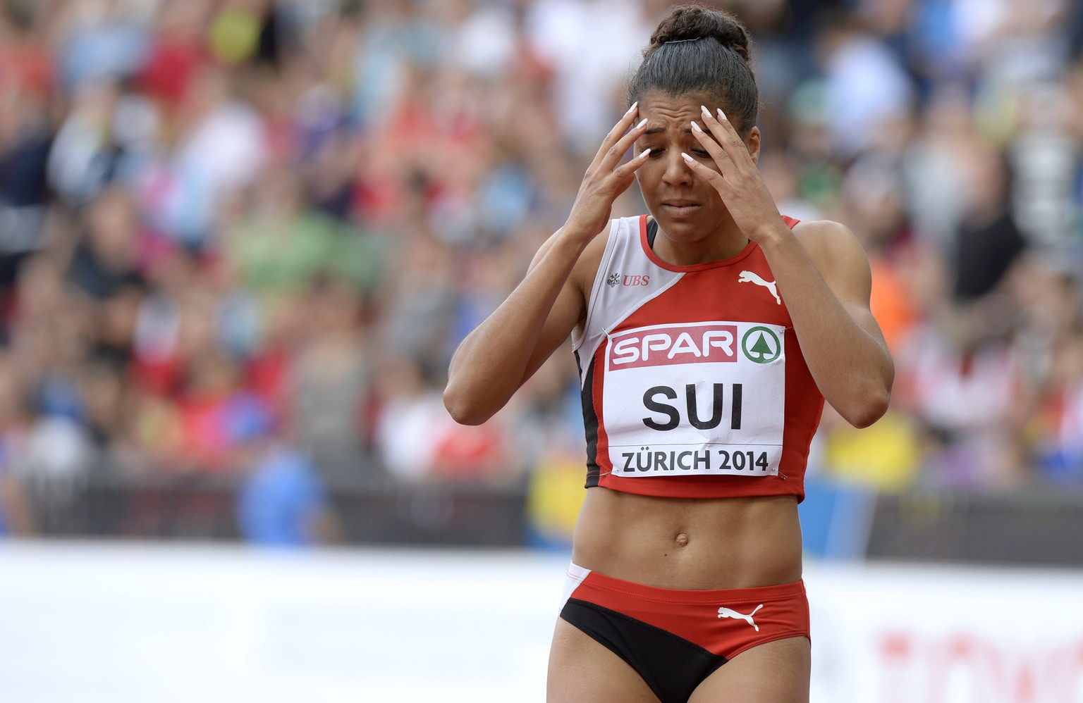 Für die Berner Sprinterin Mujinga Kambundji bricht eine Welt zusammen – sie hat den Staffelstab fallen gelassen.