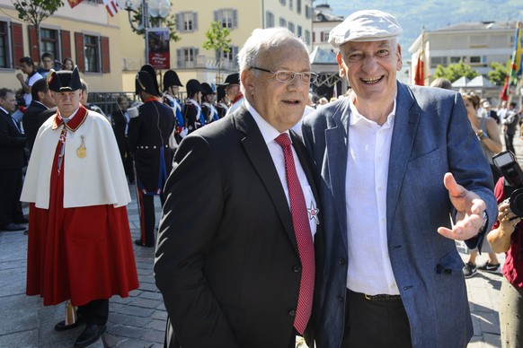 Le Conseiller federal Johann N. Schneider-Ammann, gauche, parle avec Pascal Couchepin, droite, ancien Conseiller federal, lors des festivites du bicentenaire ce vendredi 7 juillet 2015 a Sion. La Vill ...