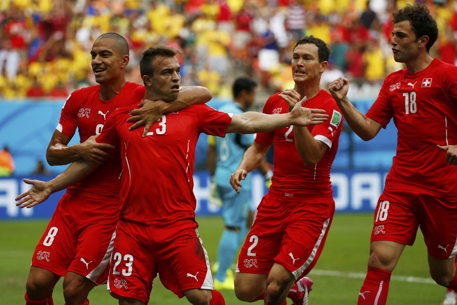 Die Teamkollegen Inler, Lichtsteiner und Mehmedi feiern den Mann des Spiels, Xherdan Shaqiri.