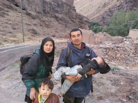 Hamid und seine Familie auf ihrer Flucht. Hier legten sie irgendwo zwischen dem Iran und der Türkei eine kurze Pause ein.&nbsp;