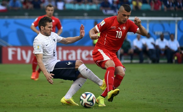 Granit Xhaka wird von Yohan Cabaye attackiert.