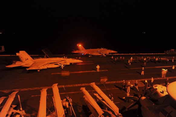 Jets auf dem Flugzeugträger USS George H. W. Bush im Arabischen Golf bereiten sich auf einen Angriff in Syrien vor.