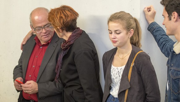 Zuspruch von der Familie: Andy Tschümperlin mit Frau und Kindern am Sonntagabend.