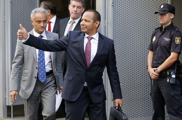 epa04426306 Neimar da Silva Sr (C), father of Barcelona FC player Neymar Jr, gestures as he leaves the Audiencia Nacional court in Madrid, Spain, 01 October 2014. Neymar da Silva made his statement on ...