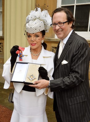 Sichtlich stolz: Joan mit Ehemann Percy Gibson vor dem Buckingham Palace.