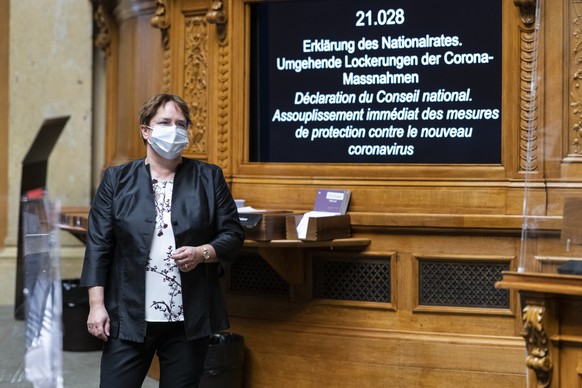 Magdalena Martullo-Blocher, SVP-GR, hoert einem Votum zu, waehrend der Debatte um eine Forderung zur raschen Lockerung der Corona-Massnahmen an den Bundesrat, an der Fruehlingssession der Eidgenoessis ...