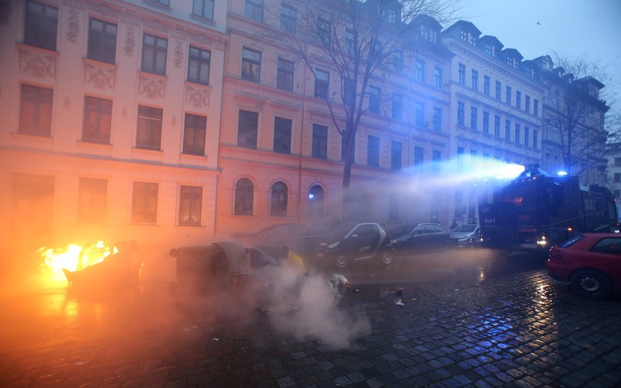 Die Polizei setzte einen Wasserwerfer gegen die linken Gegendemonstranten ein.