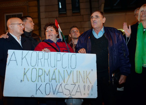 Ungarn fordern Rücktritt der Regierung.