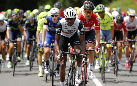 epa05409244 Team Dimension Data rider Daniel Teklehaimanot of Eritrea (C) leads the peleton during the 4th stage of the 103rd edition of the Tour de France cycling race over 237.5 km between Saumur an ...