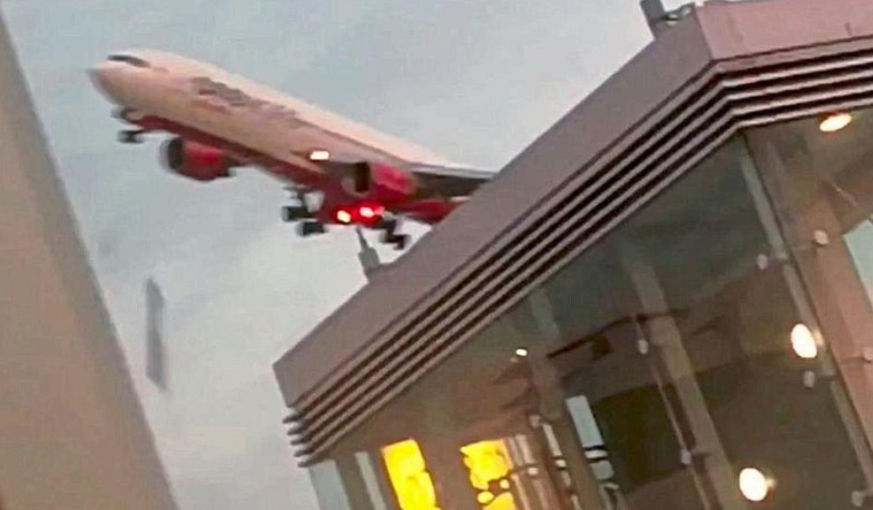 Der A330 von Air Berlin setzt zur Ehrenrunde in Düsseldorf an.&nbsp;