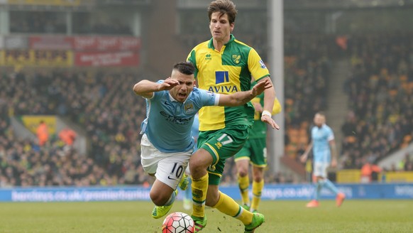 Klose kommt bei Norwich immer besser zurecht, hier jagt er Man Citys Agüero den Ball ab.