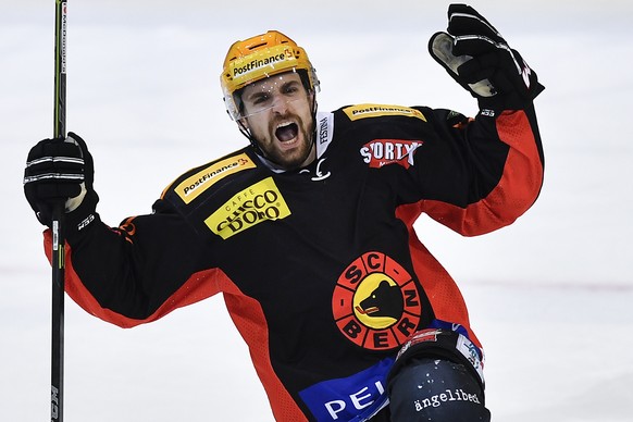 Berns Mark Arcobello feiert seinen Penaltytreffer im fuenften Eishockey Playoff-Halbfinalspiel der National League A zwischen dem SC Bern und dem HC Lugano am Donnerstag, 30. Maerz 2017, in der PostFi ...