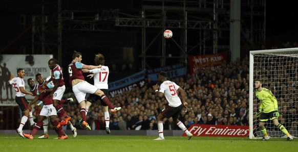 West-Ham-Stürmer Andy Carroll (Nummer 9) trifft gegen Manchester United im Cup-Viertelfinal per Kopf.