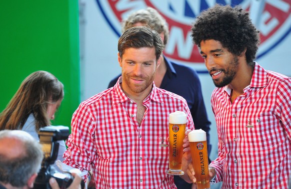 Xabi Alonso prostet mit Dante für die Kamera.