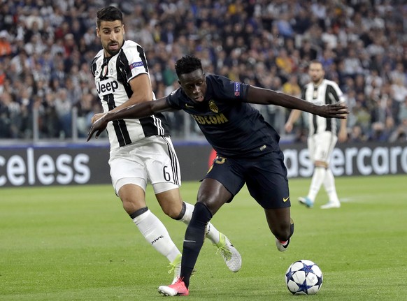 Juventus&#039; Sami Khedira, left, and Monaco&#039;s Benjamin Mendy, right, challenge for the ball during the Champions League semi final second leg soccer match between Juventus and Monaco in Turin,  ...