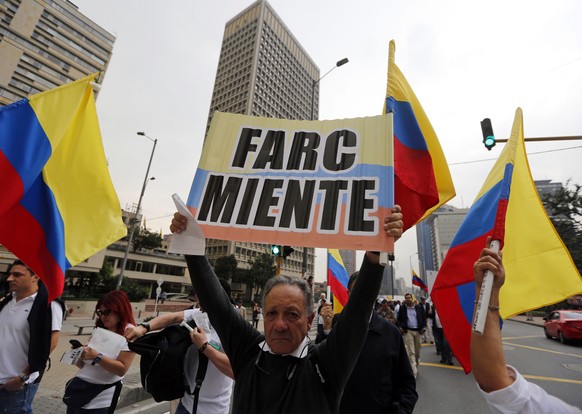 Die FARC polarisiert in Kolumbien seit langem. Hier ein Demonstrant auf dessen Plakat steht: «FARC lügt».