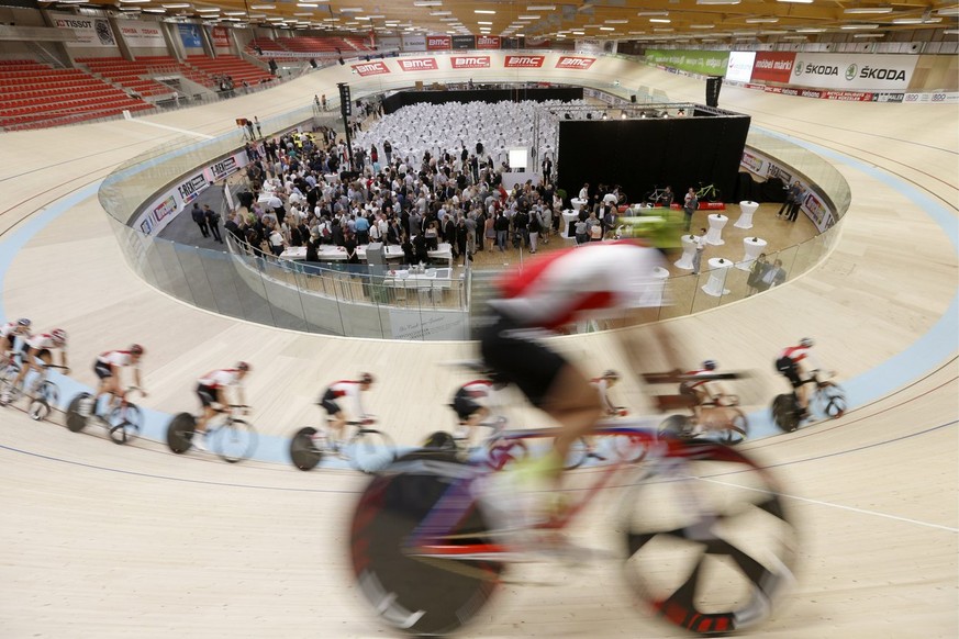 Bahnfahrer drehen ihre Runden bei der offiziellen Eroeffnung des Velodrome Suisse, am Freitag, 21. Juni 2013 in Grenchen. (KEYSTONE/Peter Klaunzer)