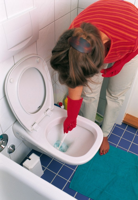 WC putzen steht an zweiter Stelle. Allerdings nur bei den Männern. Frauen finden es mit 14 Prozent weit weniger schlimm die Schüssel zu reinigen.