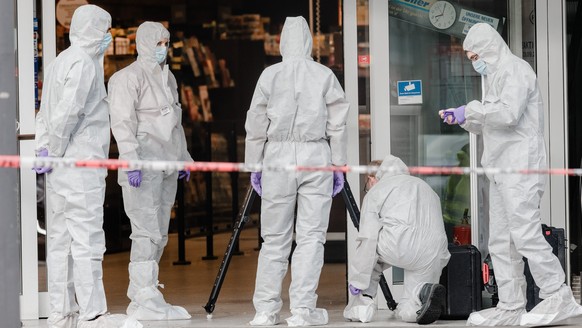 Polizeibeamte der Spurensicherung in Schutzanzuegen geht am 28.07.2017 in Hamburg aus einem Supermarkt, in dem am Nachmittag ein Mann eine Person toetete und vier Verletzte. Der mutmassliche Täter wur ...
