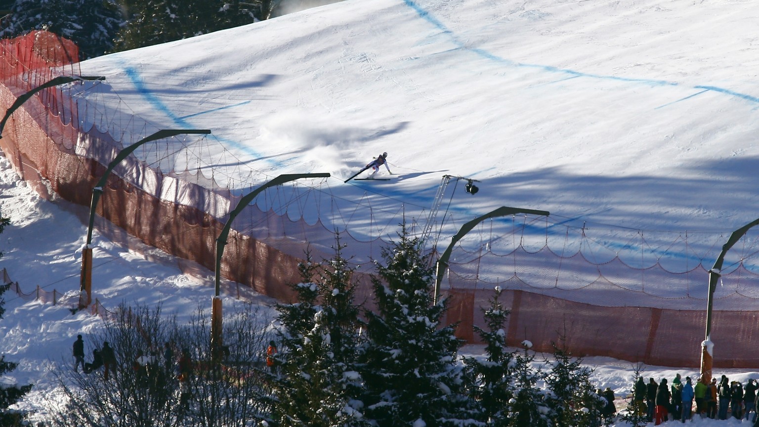 Switzerland&#039;s Beat Feuz crashes during an alpine ski, men&#039;s World Cup downhill, in Kitzbuehel, Austria, Saturday, Jan. 21, 2017. (AP Photo/Giovanni Auletta)