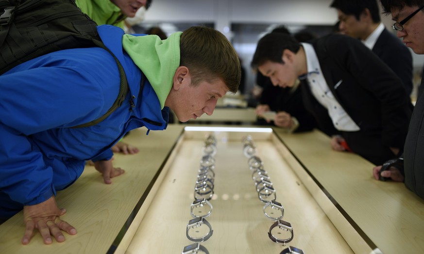 Im Apple Store angucken ja, kaufen nur online: Die Apple-Uhr lässt weiter auf sich warten.