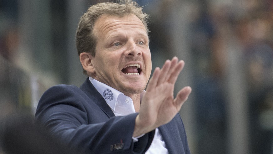 Biels Head Coach Kevin Schlaepfer, waehrend dem Meisterschaftsspiel in der NLA zwischen dem EHC Biel und den SCL Tigers, am Freitag, 11. November 2016, in der Tissot Arena in Biel. (KEYSTONE/Marcel Bi ...