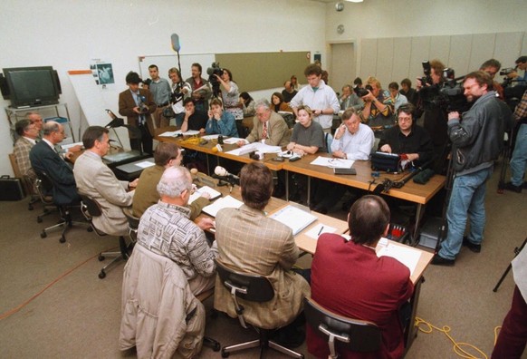 An der Pressekonferenz 1996 informierten die Beamten über die Tatwaffe.