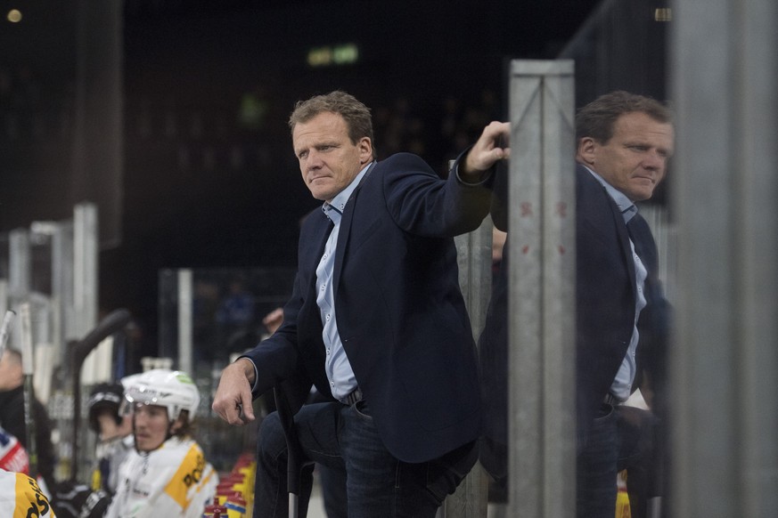 ARCHIV - ZUR ENTLASSUNG DES EHC-BIEL-TRAINERS KEVIN SCHLAEPFER STELLEN WIR IHNEN DIESES ARCHIVBILD ZUR VERFUEGUNG - Cheftrainer Kevin Schlaepfer beim Eishockeyspiel der Nationalleague A ZSC Lions gege ...