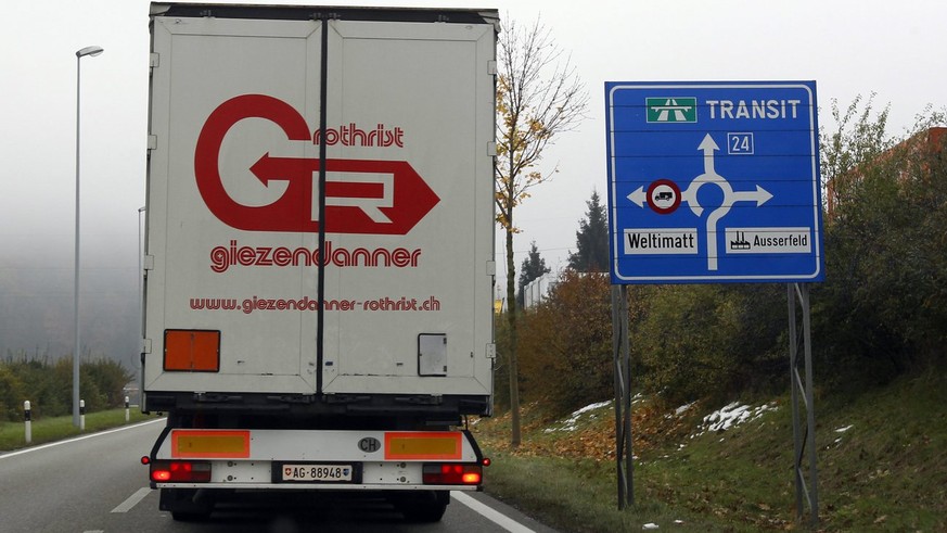 Ein Lastwagen der Fima Giezendanner ist am Mittwoch, 31. Oktober 2012, im Kanton Aargau unterwegs. (KEYSTONE/Urs Flueeler)