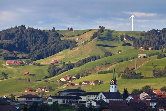 ZUR HEUTIGEN TRENDUMFRAGE DER SRG ZU DEN EIDGENOESSISCHEN ABSTIMMUNGEN VOM SONNTAG, 25. SEPTEMBER 2016, STELLEN WIR IHNEN FOLGENDES BILDMATERIAL ZUR VERFUEGUNG - A wind turbine above Entlebuch in the  ...