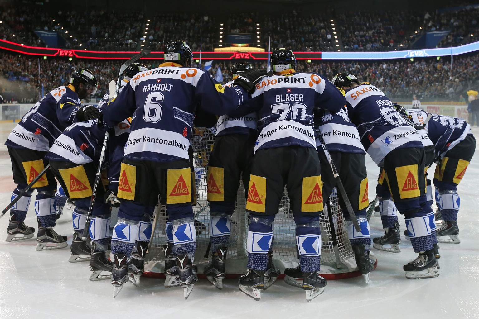 Die Spieler des EV Zug vor dem Eishockey-Meisterschaftsspiel der National League A zwischen dem EV Zug und den ZSC Lions am Samstag, 3. Oktober 2015, in der Bossard Arena in Zug. (KEYSTONE/Alexandra W ...