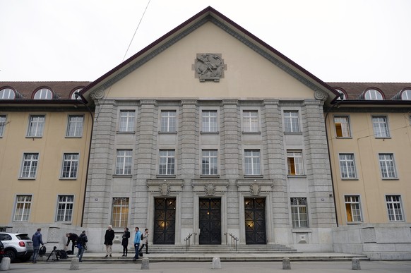 Medienleute stehen vor dem Zuercher Bezirksgericht am Mittwoch, 30. Maerz 2016. Heute Mittwoch steht der Bankangestellte vor dem Zuercher Bezirksgericht, der Ende 2011 die Affaere Hildebrand ins Rolle ...