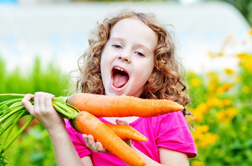 karotten rüebli kind mädchen essen gesund gemüse