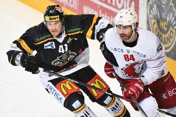 Lugano&#039;s player Marco Maurer, left, and Lausanne&#039;s player Philippe Rytz, right, vie for the puck, during the preliminary round game of National League A (NLA) Swiss Championship 2014/15 betw ...