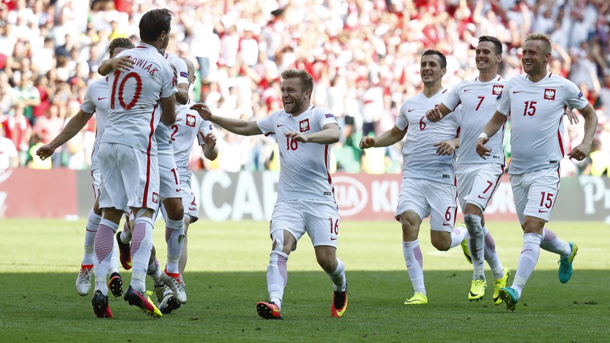 Polen ist weiter: Die Teamkollegen feiern mit Torschütze&nbsp;Krychowiak (10).