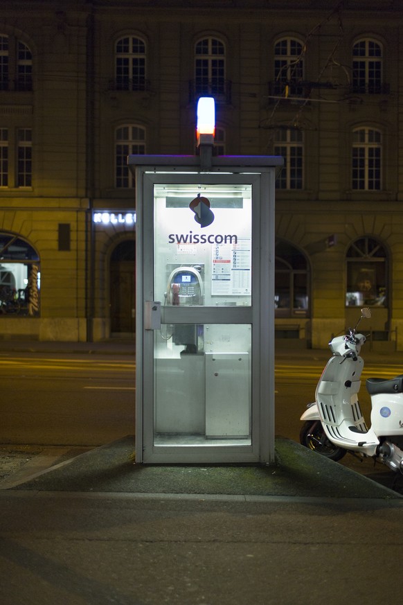 ARCHIV - Eine Swisscom Telefonkabine ist in der Nacht am 16. April 2014 in der Effingerstrasse in Bern, Schweiz, erleuchtet. - Die Swisscom hat 2014 deutlich zulegen koennen. Dank starkem Wachstum bei ...