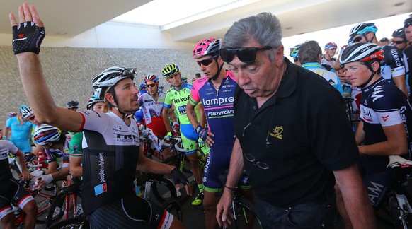 Oman-Rundfahrt: Cancellara und Co. klagen im Schatten einer Brücke ihr Leid und bringen Renn-Organisator Eddy Merckx dazu, die Etappe abzubrechen.