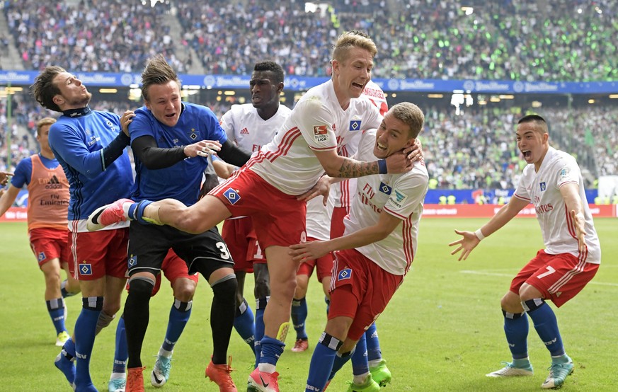 epa05976838 Hamburg&#039;s Lewis Holtby (C), Hamburg&#039;s Luca Waldschmidt (C-R) and Bobby Wood (R) celebrate after the club won the German Bundesliga soccer match between SV Hamburg and VfL Wolfsbu ...