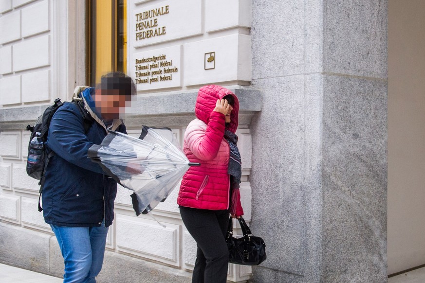 Ankunft des im Datendiebstalprozess angeklagten ehemaligen Mitarbeiter, links, des Nachrichtendiensts des Bundes (NDB) vor dem Bundesstrafgericht in Bellinzona, am Mittwoch, 23. November 2016. Ein 48- ...