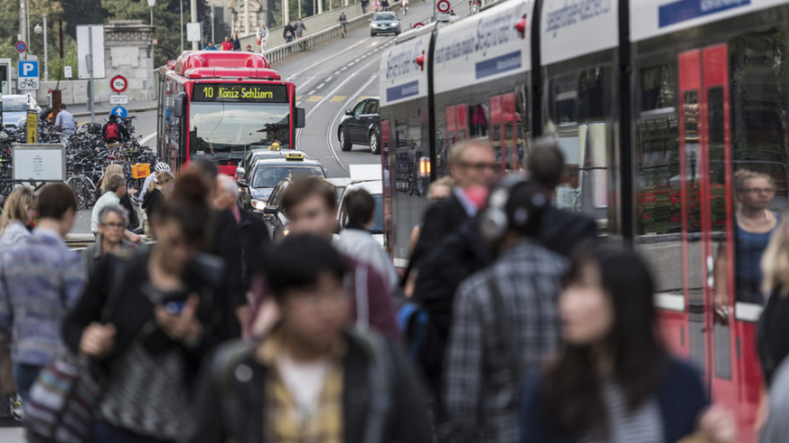 Zug, Bus und Tram sind jeden Morgen total überlastet.&nbsp;