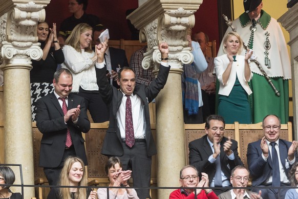 Die Waadtlaender Delegation mit Regierungspraesident Pierre-Yves Maillard, Regierungsrat Pascal Broulis sowie Philippe Parmelin, Gemeindepraesident von Bursins, nicht verwandt mit dem Neugewaehlten, v ...