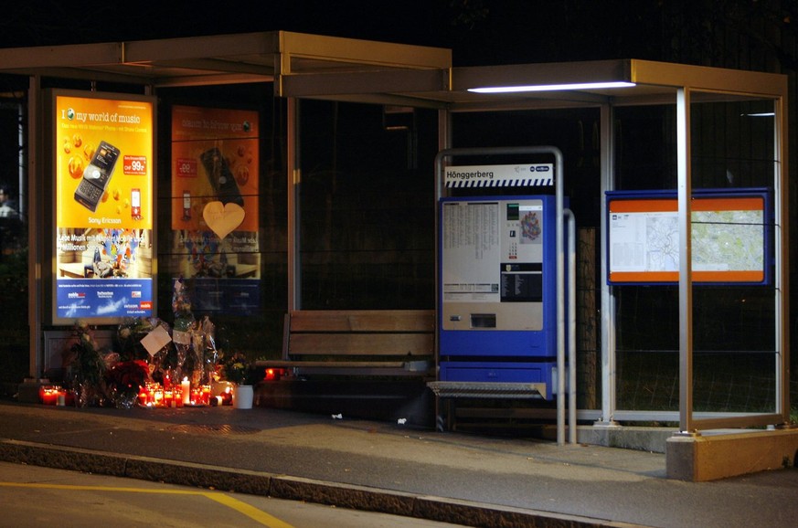 Zahlreiche Kerzen brennen am Sonntag, 25. November 2007, an der Bushaltestelle Hoenggerberg in Zuerich. An dieser Bushaltestelle ist am Freitagabend die 16-jaehrige Francesca vor den Augen ihres gleic ...